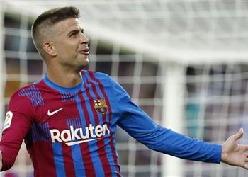 بيكيه ألعب لـ برشلونة الآن مقابل راتب 4 دولارات