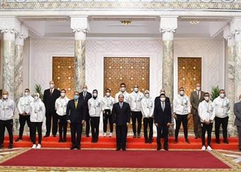 صور عبد الفتاح السيسي يمنح أبطال مصر الأولمبيين أوسمة التميز الرياضي