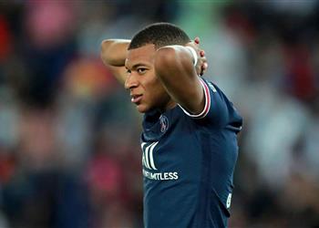 كادينا سير مبابي ي خبر زملاءه في باريس سان جيرمان ببقائه حتى نهاية عقده