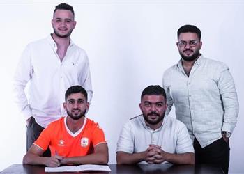 الصفقة الأولى فاركو يعلن ضم المهاجم الجزائري رزقي حمرون