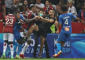 فيديو مارسيليا يرفض استئناف مباراته أمام نيس بعد توقفها لاشتباكات عنيفة بين اللاعبين والجماهير