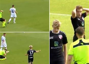 فيديو حكم يركع اعتذار ا أمام لاعب بعد ارتكابه خطأ في الدوري الدنماركي