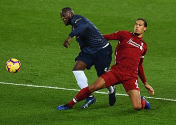 كاراجر فان دايك اللاعب الوحيد في الدوري الإنجليزي القادر على إيقاف لوكاكو