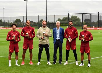 صور فينجر يمنح كلوب ونجوم ليفربول جوائز فيفا للأفضل لـ 2020