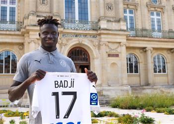 المباراة الأولى السبت أميان الفرنسي بطاقة بادجي وصلت من الأهلي