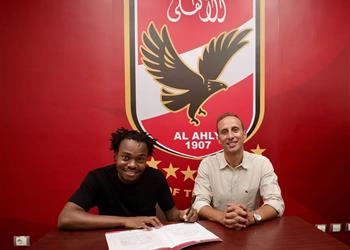 بيرسي تاو يوقع على عقود انتقاله لـ الأهلي