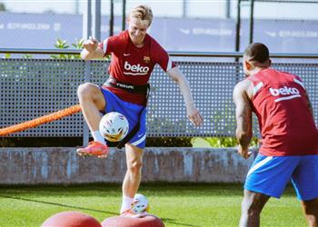 دي يونج يشارك في تدريبات برشلونة قبل مباراة خيتافي بالدوري الإسباني