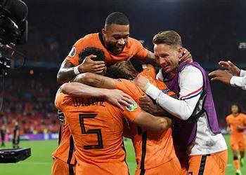 قائمة هولندا لتصفيات كأس العالم 2022 استدعاء فان دايك وديباي