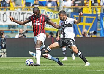 سكاي باكايوكو يجري الكشف الطبي في ميلان