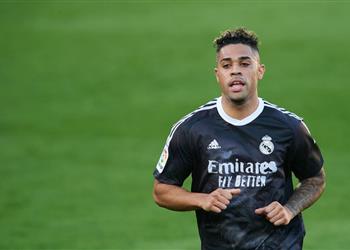 راديو ماركا رغم ضغط والده ماريانو يتمسك بالبقاء في ريال مدريد