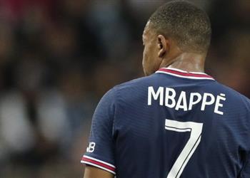 بيكيه ساخر ا من فشل ريال مدريد في حسم صفقة مبابي سيرتدي القميص رقم 7