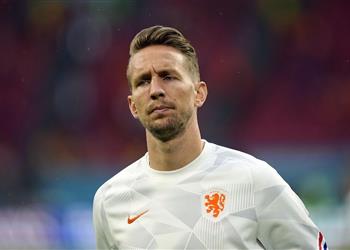 رسمي ا برشلونة ي علن التعاقد مع لوك دي يونج