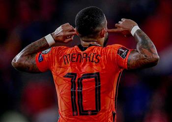 فيديو لالتقاط صورة مع ديباي طفل يقتحم مباراة هولندا والجبل الأسود