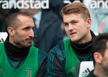 خوليت دي ليخت سيتطور لأنه يلعب مع الثنائي الدفاعي الأفضل في العالم