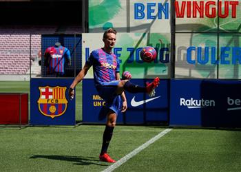 لوك دي يونج جاهز للمباريات مع برشلونة واتواصل دائم ا مع ديباي