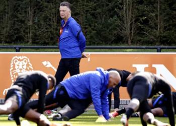 فان جال يهاجم صحفي ا لانتقاد خطته مع هولندا ليس لديك فكرة عن كرة القدم