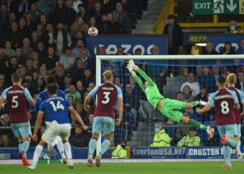 فيديو إيفرتون يقلب الطاولة على بيرنلي ويفوز بثلاثية في الدوري الإنجليزي