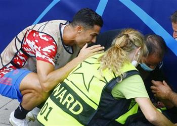 فيديو لفتة رائعة من رونالدو تجاه عامل قبل مباراة مانشستر يونايتد ويونج بويز