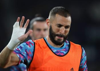 بنزيما يوضح سبب ارتدائه ضمادة ويشيد بـ هازارد وفينيسيوس وي ؤكد لا أفكر في الكرة الذهبية