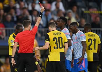 فيديو بيساكا يحصل على بطاقة حمراء في مباراة مانشستر يونايتد ويونج بويز