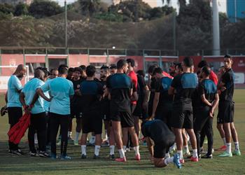 مران الأهلي موسيماني يجتمع مع اللاعبين وأكرم توفيق يشارك بـ واقي للوجه