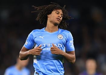 ناثان آكي يعلن وفاة والده بعد لحظات من تسجيله أول أهدافه في دوري أبطال أوروبا