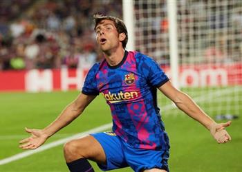 رغم هجوم الجماهير برشلونة لا ينوي التراجع عن تجديد عقد سيرجي روبيرتو