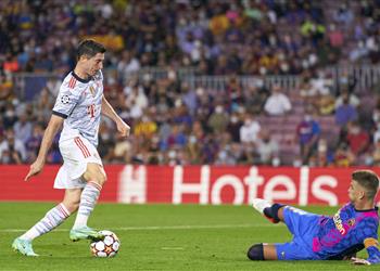 شتيجن ينفعل على بيكيه بعد هدف ليفاندوفسكي لا ترمي نفسك ابق واقف ا