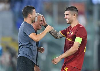 فيديو روما يقلب الطاولة ويكتسح سسكا صوفيو بخماسية في دوري المؤتمر الأوروبي