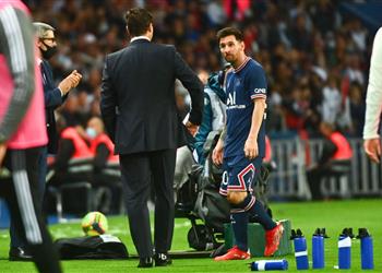 فيديو ميسي يتجاهل بوتشيتينو بعد استبداله في مباراة باريس سان جيرمان وليون