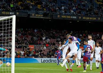 بالفيديو رأسية أراوخو القاتلة تنقذ برشلونة من الهزيمة أمام غرناطة في الليجا