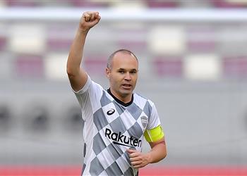 إنييستا تشافي قادر على خلافة كومان في برشلونة ومن الغريب رؤية ميسي بقميص باريس سان جيرمان