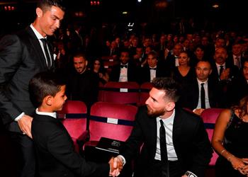 والدة رونالدو تكشف كيف فاجأ ميسي نجل كريستيانو عندما التقيا لأول مرة