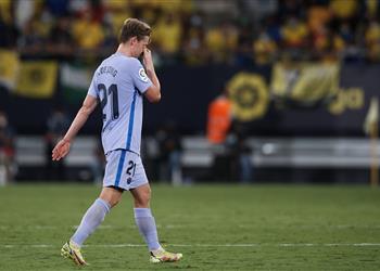 فيديو طرد دي يونج في مباراة برشلونة وقادش بالدوري الإسباني