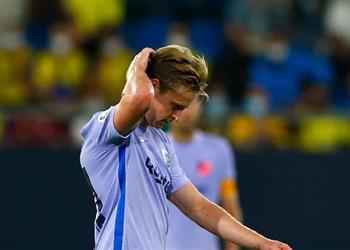 خبير تحكيمي دي يونج لم يستحق الطرد في مباراة برشلونة وقادش