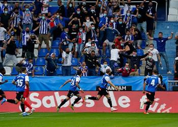 فيديو سيميوني يواصل التعثر ألافيس يحقق فوزه الأول في الموسم أمام أتلتيكو مدريد