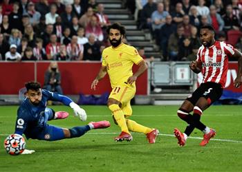 حارس برينتفورد خضنا مباراة جنونية أمام ليفربول ولست سعيد ا باستقبال 3 أهداف