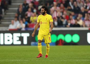 الجهاز الفني لـ منتخب مصر يهنئ محمد صلاح بعد الوصول للهدف 100 مع ليفربول