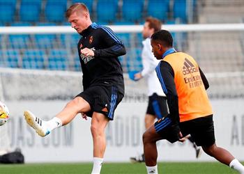 كروس يشارك في تدريبات ريال مدريد وتفاؤل بشأن لحاقه بمواجهة شيريف تيراسبول