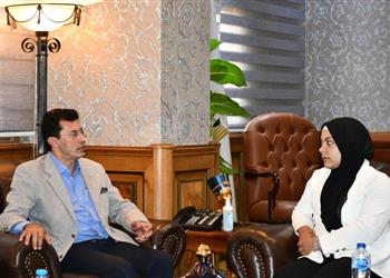 أشرف صبحي يلتقي لاعبة منتخب مصر لرفع الأثقال سارة سمير