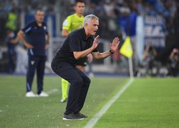 مورينيو يدخل في مشادة مع صحفي ويترك مؤتمر مباراة روما ولاتسيو غاضب ا