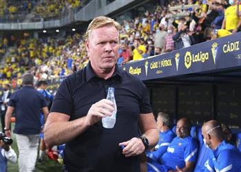 كومان يتلقى أخبار ا سارة قبل مباراة برشلونة وبنفيكا في دوري أبطال أوروبا