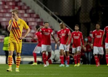 دي يونج بعد هزيمة برشلونة أمام بنفيكا تغيير كومان ليس الحل