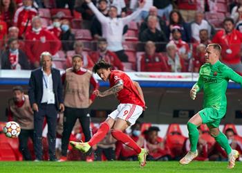 تير شتيجن يعلق على احتمالية إقالة كومان من برشلونة بعد ثلاثية بنفيكا