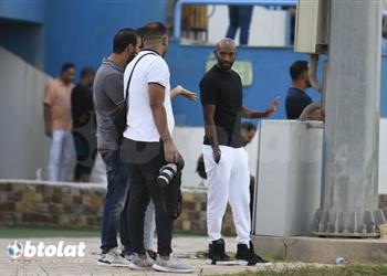 صور شيكابالا يتابع مباراة الزمالك وبيراميدز من الملعب