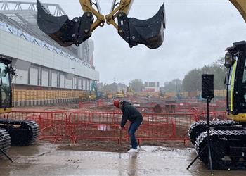 ليفربول يبدأ توسعة آنفيلد وكلوب يضع حجر الأساس