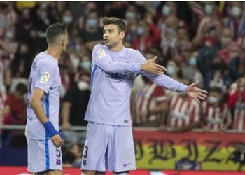 فيديو جدال وتوبيخ بين بيكيه وبوسكيتس بعد هدف ليمار في مباراة برشلونة وأتلتيكو مدريد