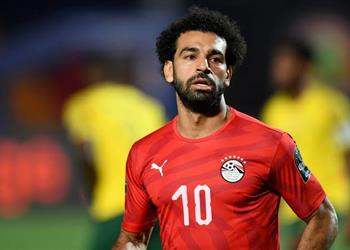 محمد صلاح يهدي قميصه لـ موسيماني ومدرب الأهلي أشعر بالتواضع