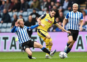 فيديو مشجع يقتحم ملعب مباراة شيفيلد وينزداي وبولتون ويتقمص شخصية حارس مرمى