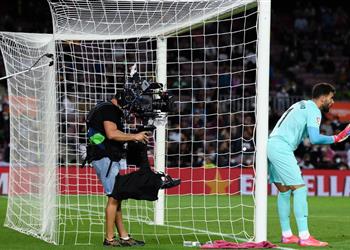 موندو ديبورتيفو حارس غرناطة على رادار برشلونة لضمه في ميركاتو الشتاء